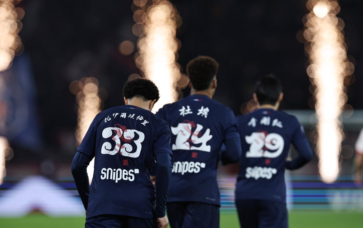 基恩曾因记者手机没有静音而发火，但录节目时他的手机也响了