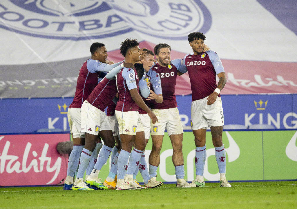 库里赛前训练身穿哈登10代球鞋