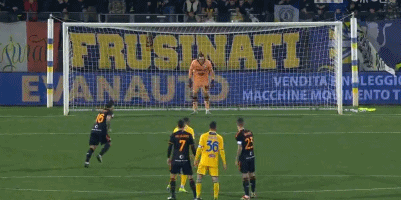 欧冠八强全部出炉，新贵强势晋级引爆热议（欧冠八强尘埃落定，新贵突围引爆话题）