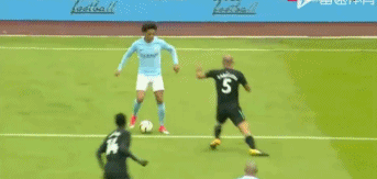 篮球篮网比赛中关键传球帮助球队取胜