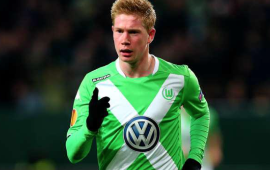 萨拉赫在社媒晒照庆祝圣诞节，被网友怒批背弃信仰（萨拉赫晒圣诞照惹争议：遭网友质疑违背信仰）