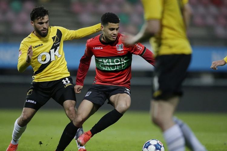 一位年轻选 一位年轻选